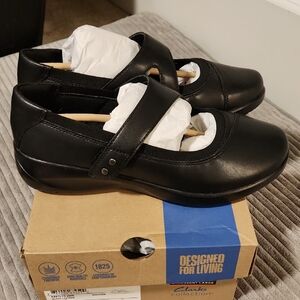 Clarks Women's Black Leather Flats 7.5 Wide